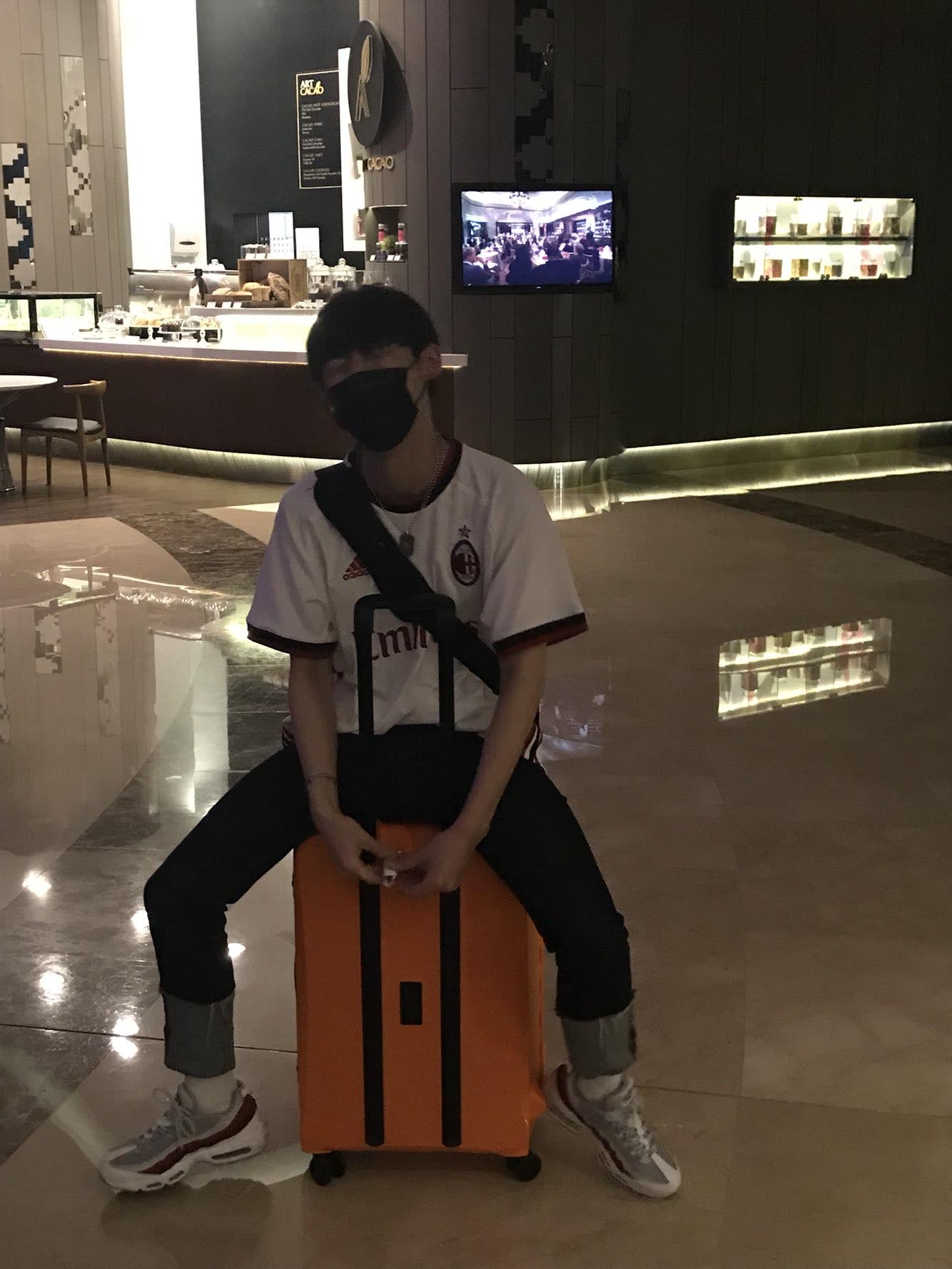 3_707Ud018svc1lupfv1z2f4yn_c84syu.jpg?ty